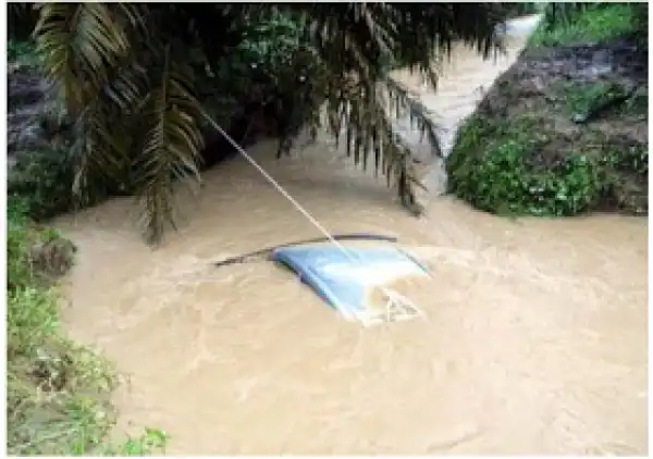 Nine adults, three kids dead after bus plunged into river in Oyo